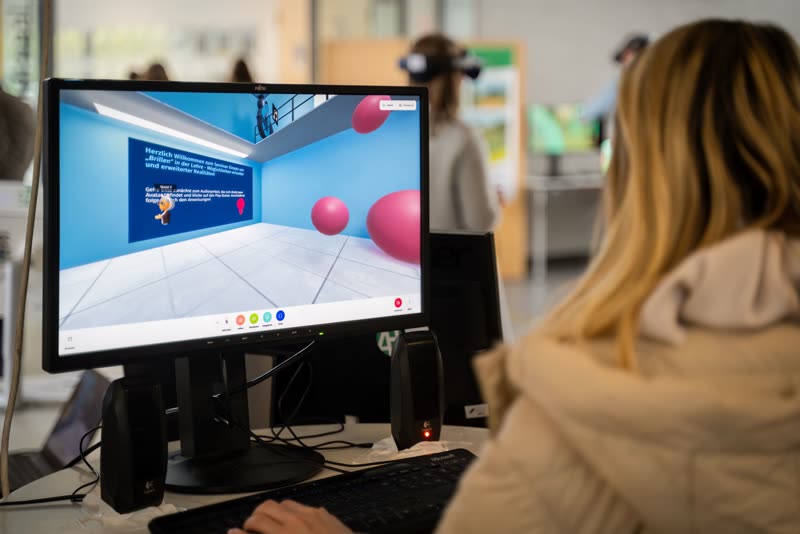 Eine 3D-Lernumgebung wird auf einem Bildschirm betrachtet