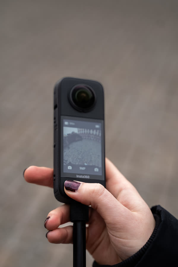 Eine 360°-Kamera wird für eine Aufnahme in der Hand gehalten