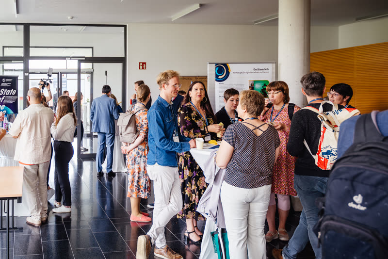 Besucherinnen und Besucher im Gespräch beim Networking