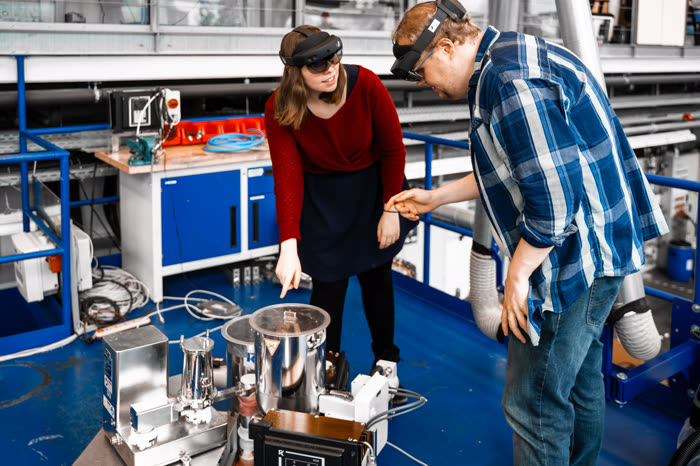 Zwei Personen mit HoloLens-Brillen an einer Werkbank