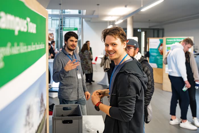 Beratungsgespräch an einem Informationsstand